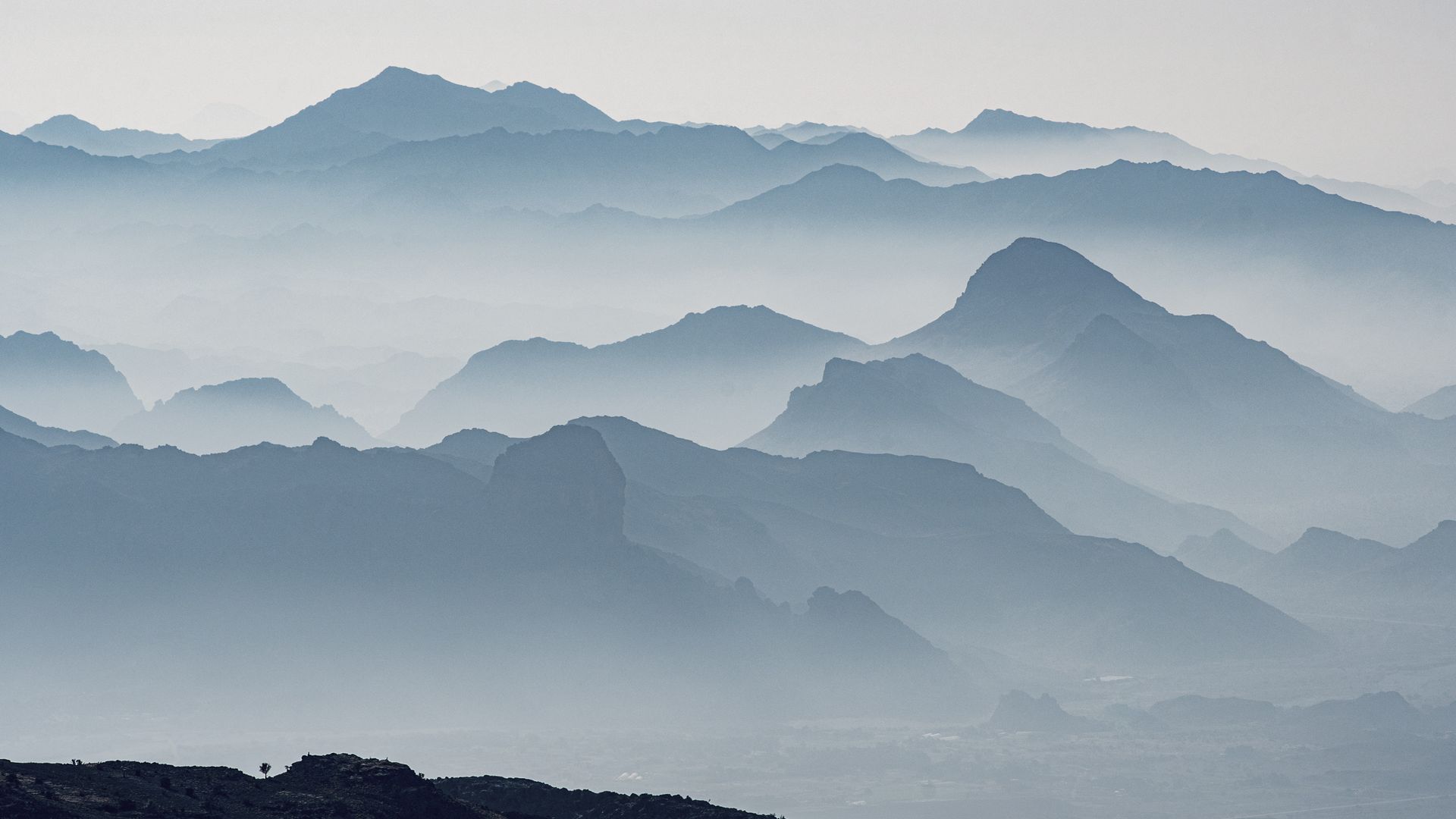 Jebel Shams: Blick auf das nebelverhangene Hajar-Gebirge