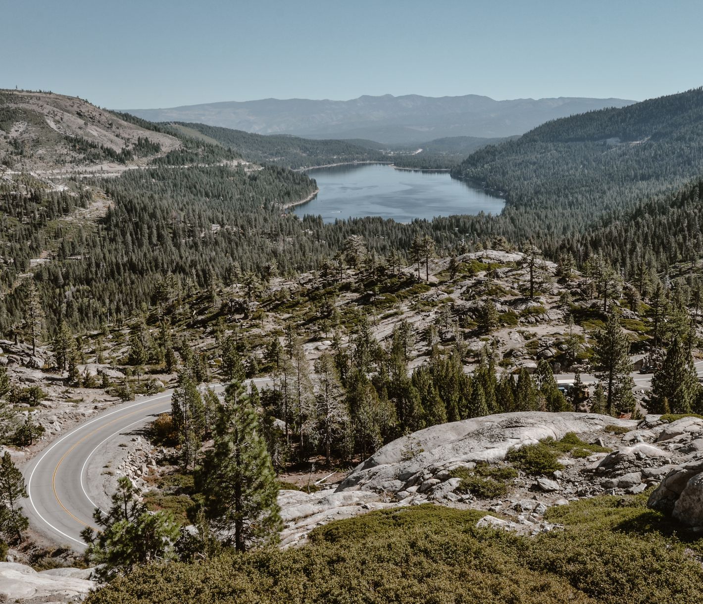 Donner-Pass in Kalifornien mit Donner Lake im Hintergrund