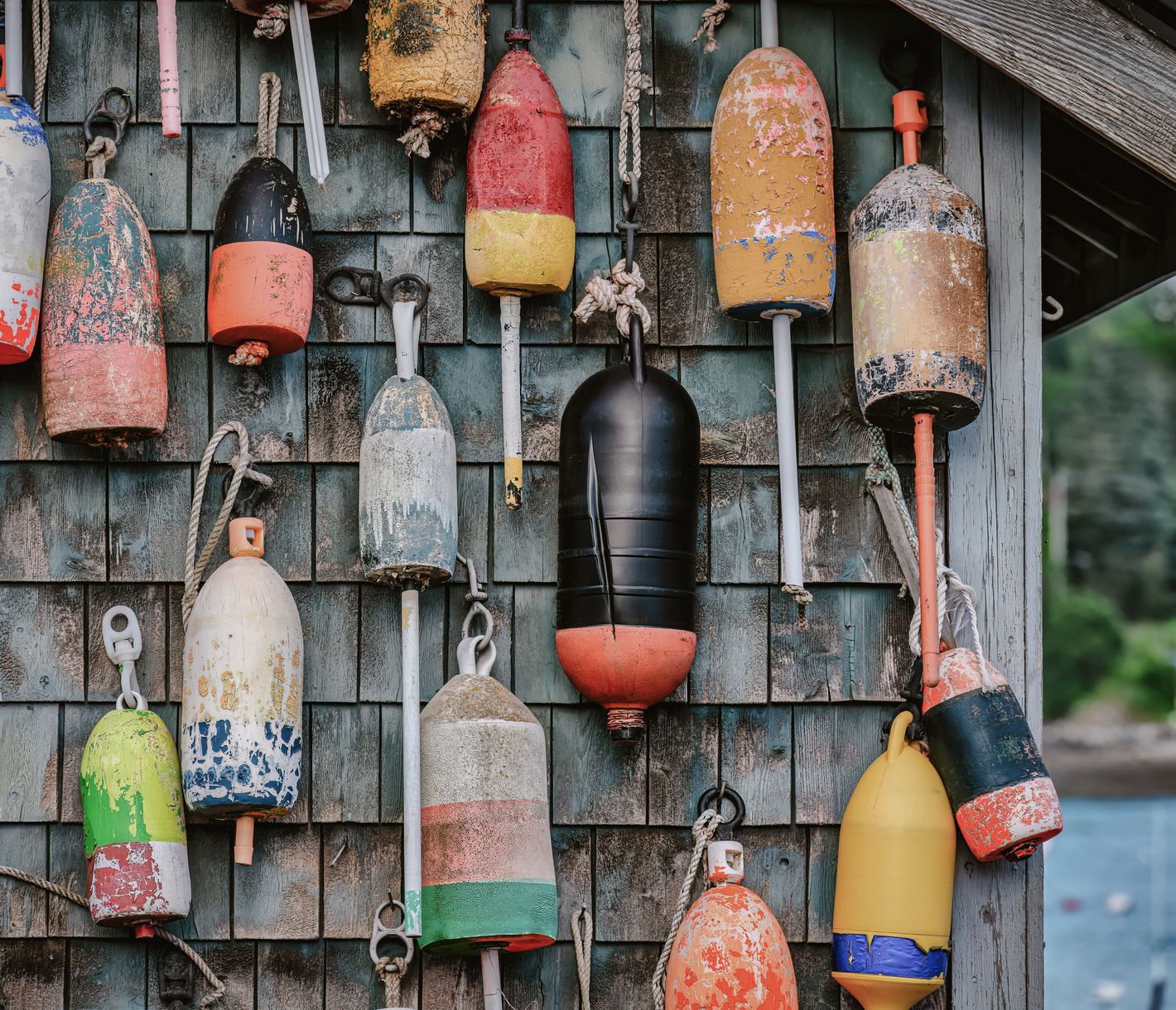 Hummerbojen an einer Fischerhütte in Bass Harbor beim Acadia-Nationalpark