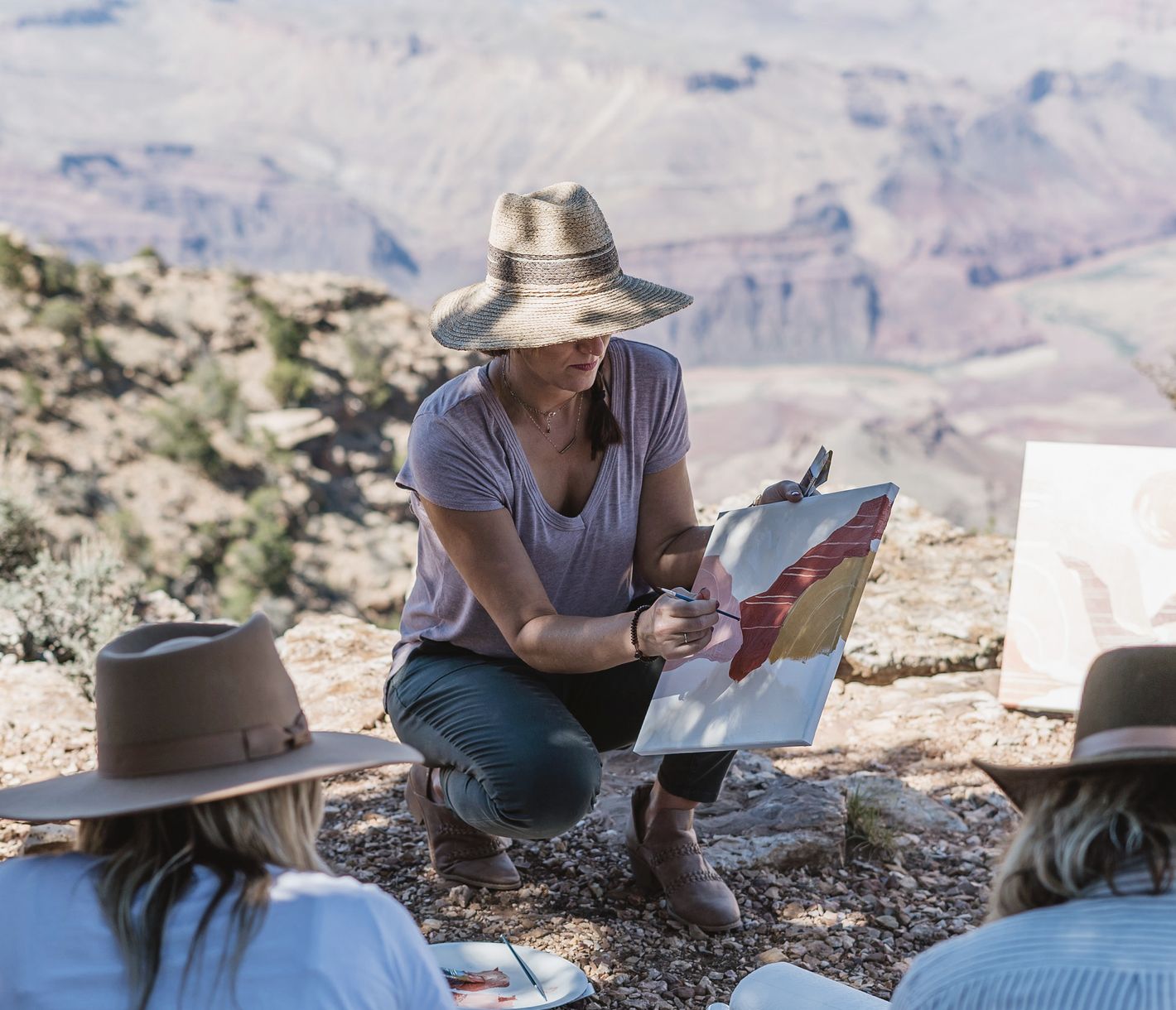 Cours de peinture par l’équipe d’Under Canvas au Grand Canyon.