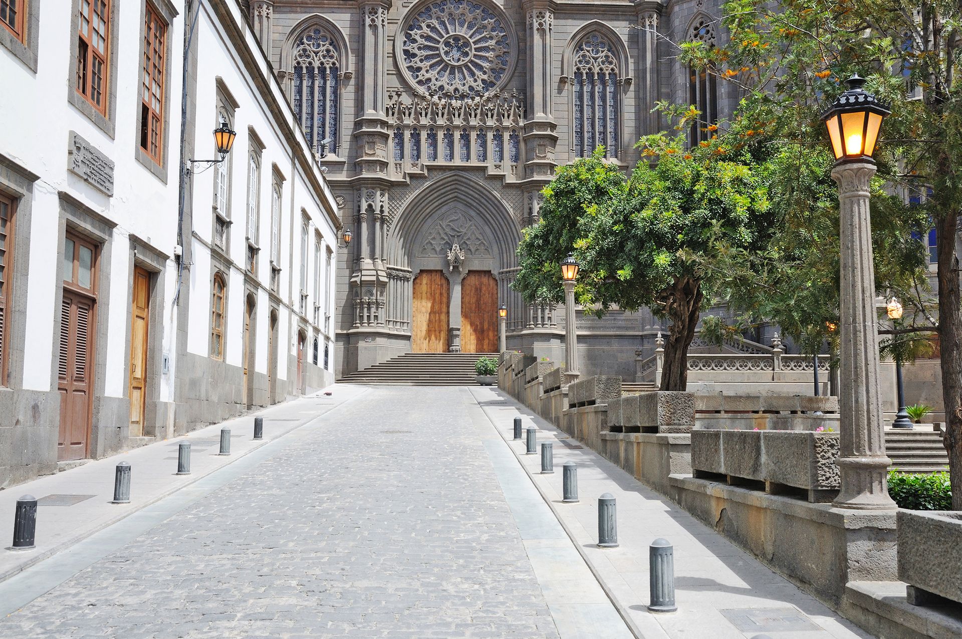 Weg zur historischen Kirche San Juan Bautista