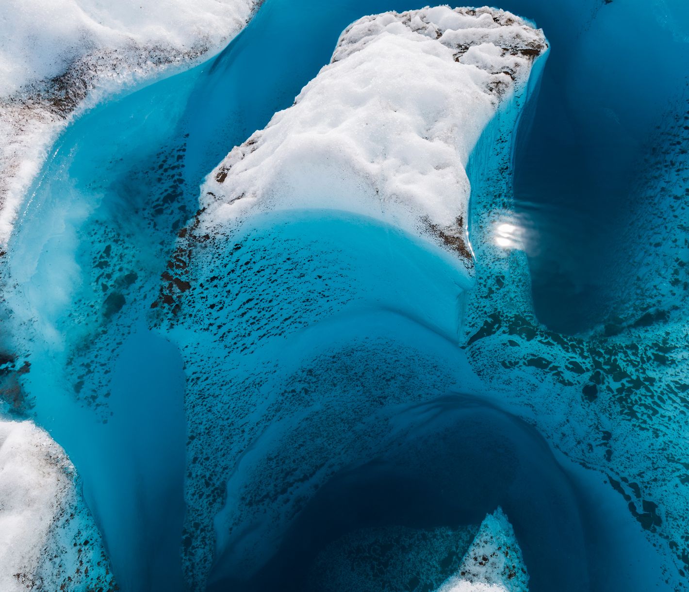 Tiefblaues Schmelzwasser Root Glacier