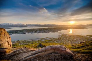 Die Mitternachtssonne in Tromsø bietet ein einzigartiges Naturschauspiel, das den Himmel in warmen Farben erleuchtet und die Landschaft verzaubert.