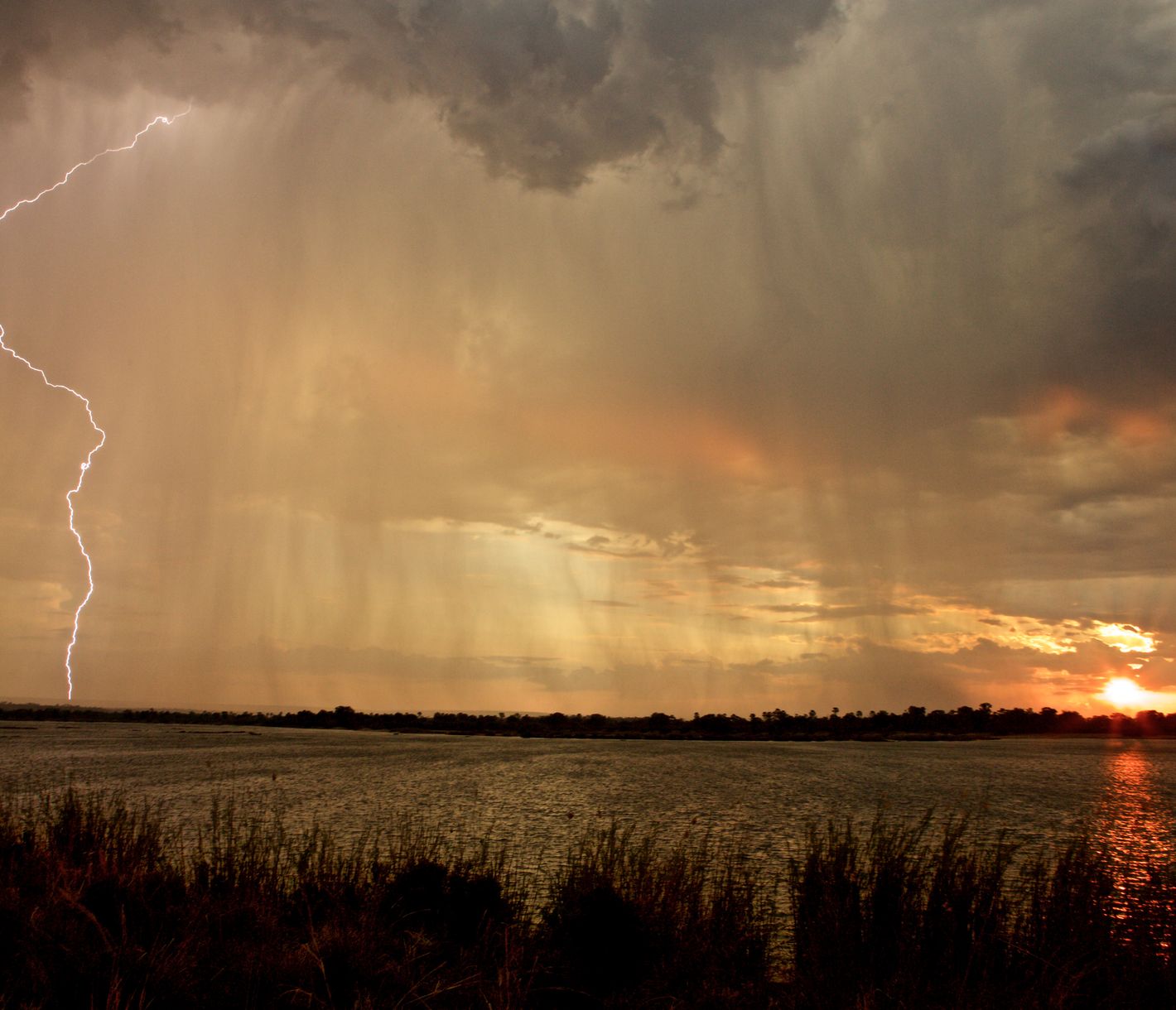 Gewitter über dem Sambesi-Fluss bei Livingstone