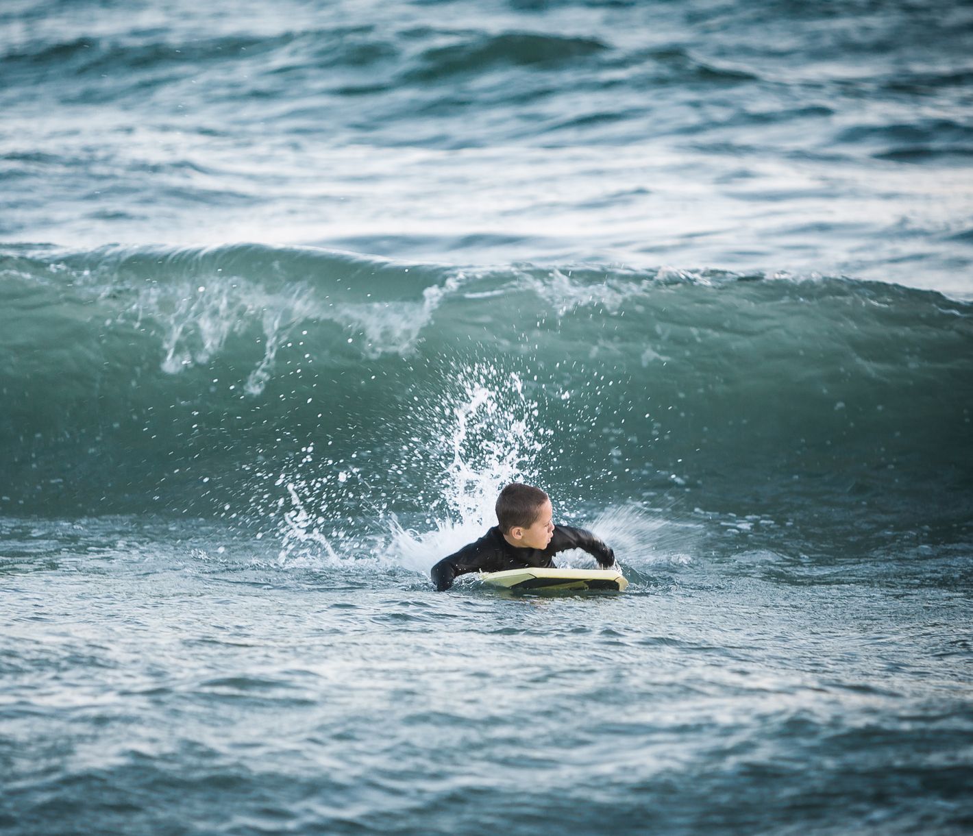 Le boogieboard est une activité qui passionne tous les enfants. De nombreuses plages du sud de la Californie se prêtent à cette activité.