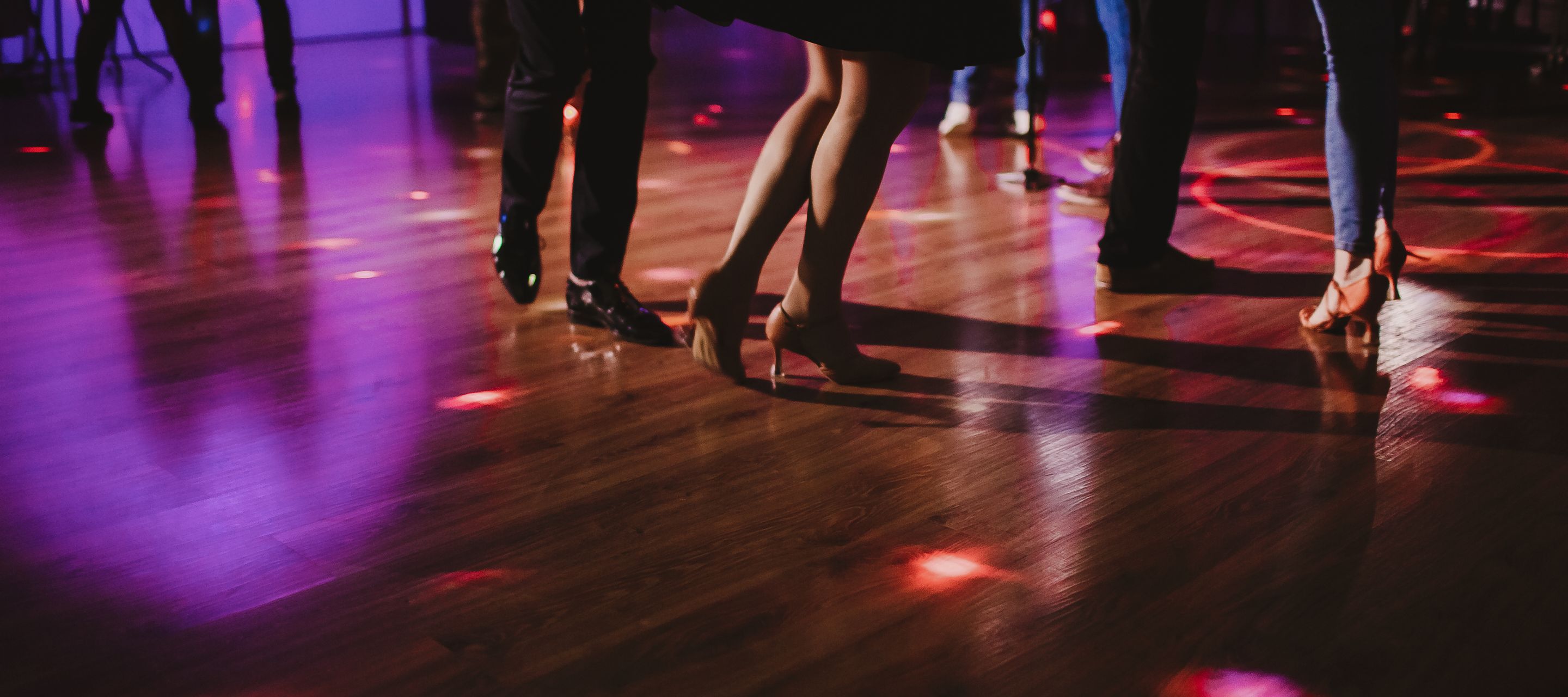 Danse sur la piste de danse avec la danse Two-Step 