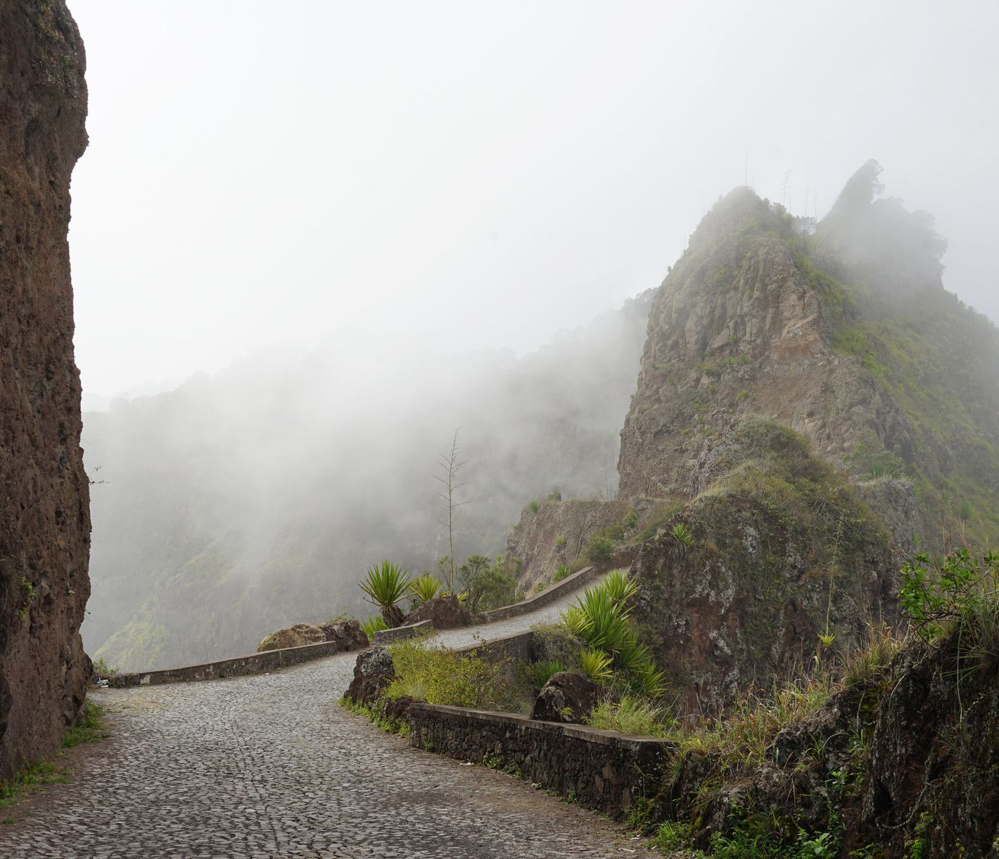 Kopfsteinpflasterstrasse zwischen Porto Novo und Ribeira Grande, Santo Antão