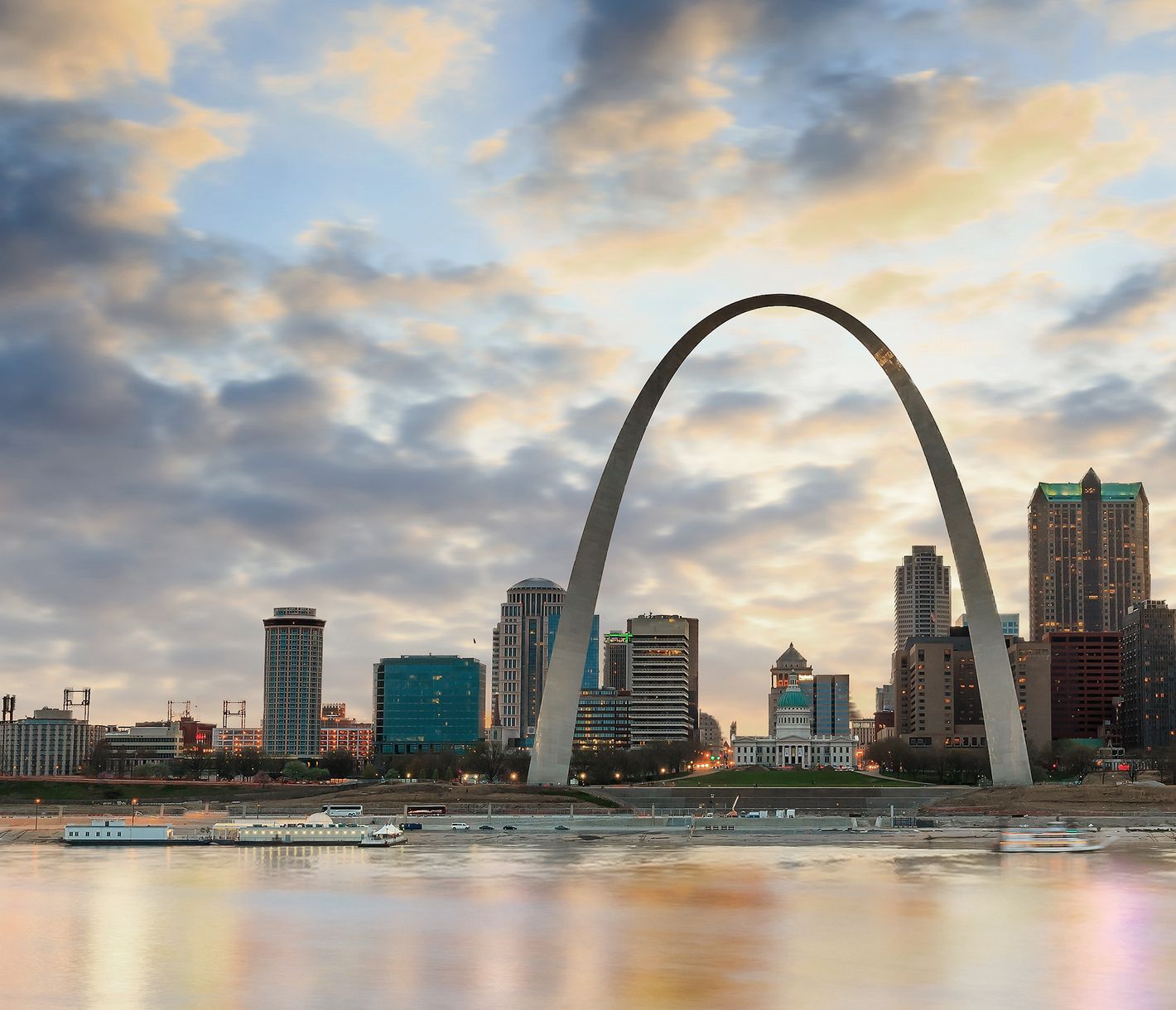 Der Gateway Arch ist ein ikonisches Wahrzeichen in St. Louis, am Ufer des Mississippi.