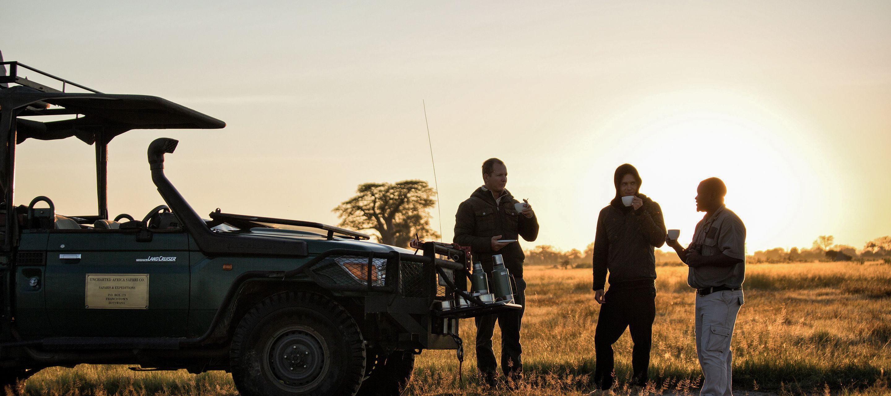 Während einer Pirschfahrt am Morgen den Sonnenaufgang geniessen