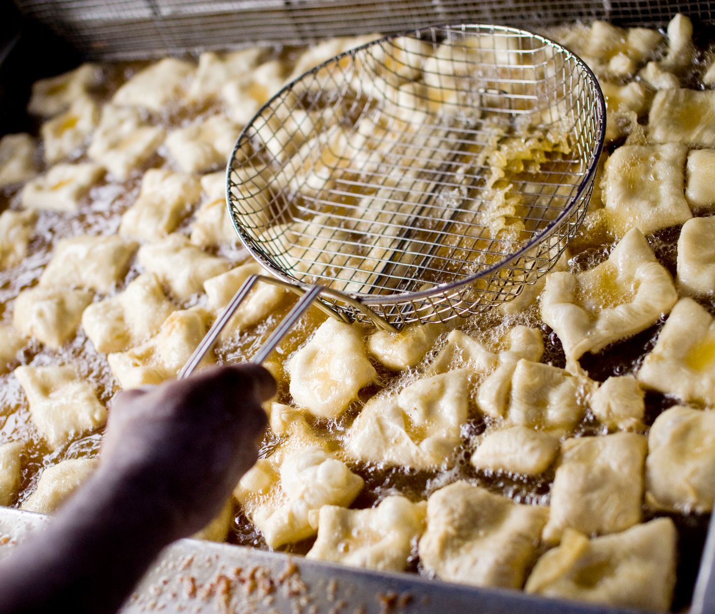 Zubereitung von Beignets im Café du Monde