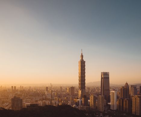 Taipeh ist eine lebendige Stadt, deren Skyline vom 508 m hohen Taipei 101 geprägt ist.