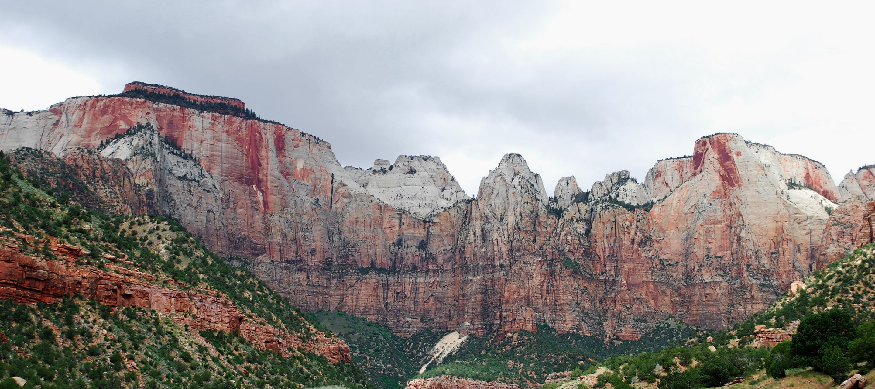 Der Zion National Park liegt in Utah und ist bekannt für seine beeindruckenden Felslandschaften, tiefen Canyons und grünen Täler.