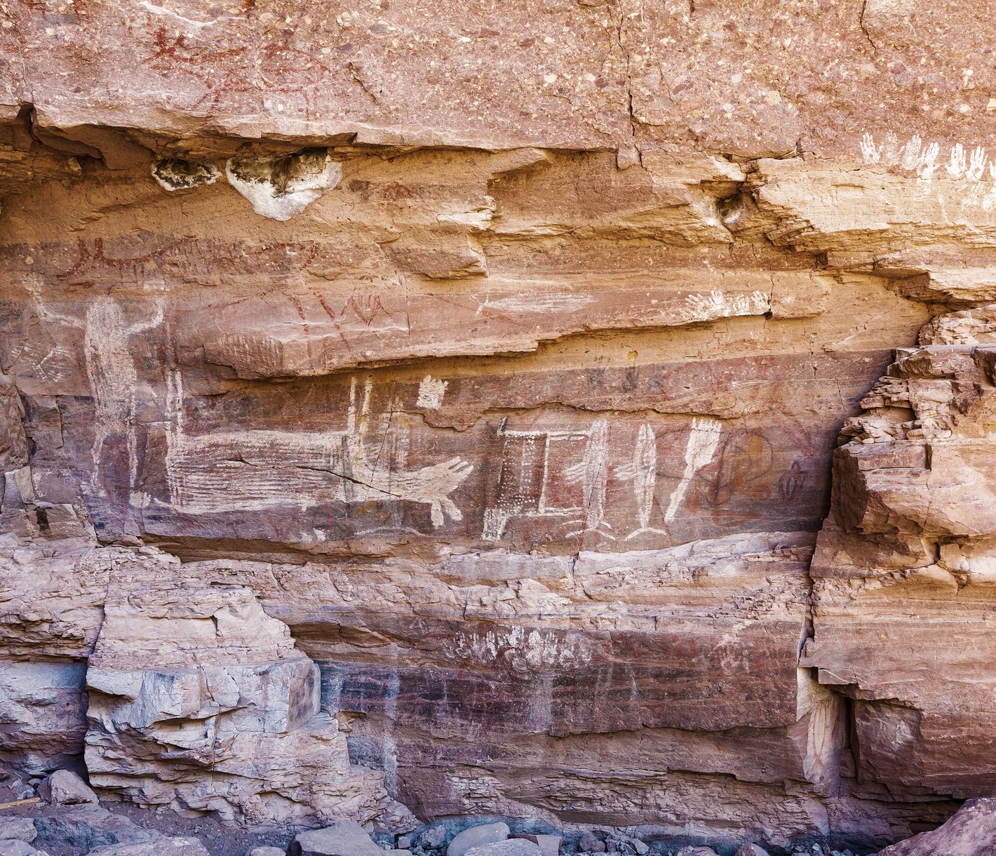 Prähistorische Felsmalereien in der Cueva de San Borjita der Sierra de Guadalupe