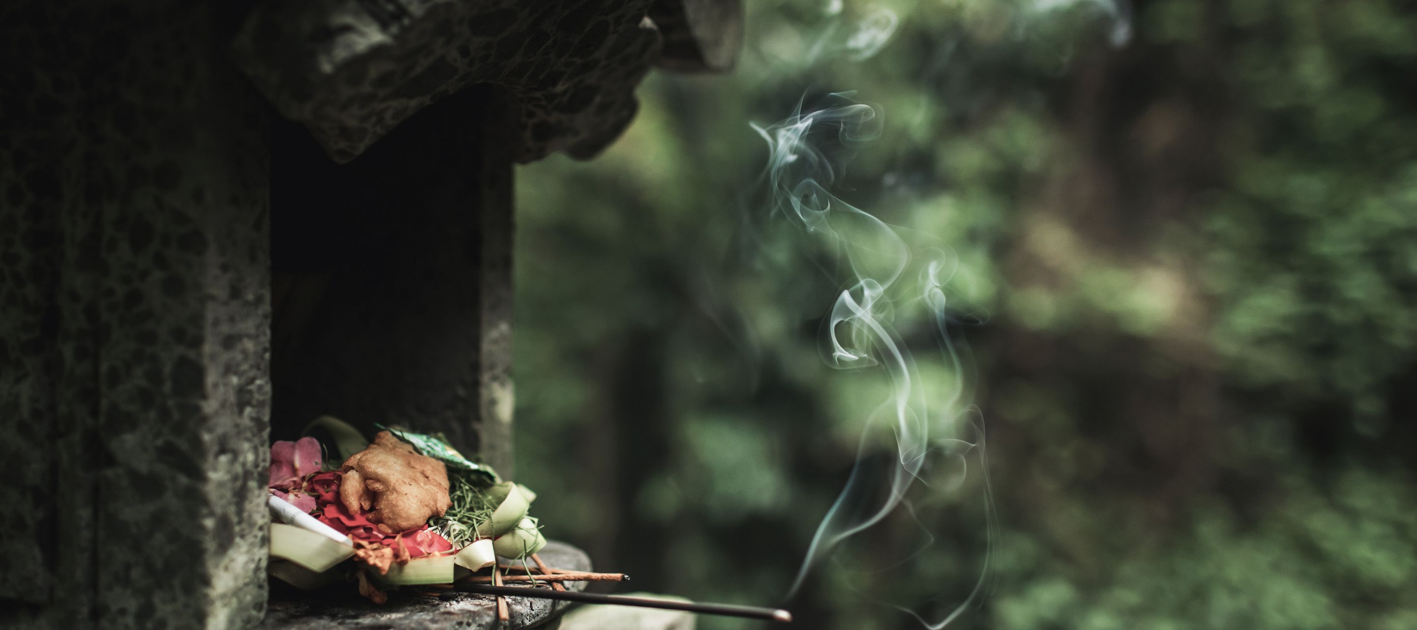 Kunstvoll hergerichtete Opfergaben