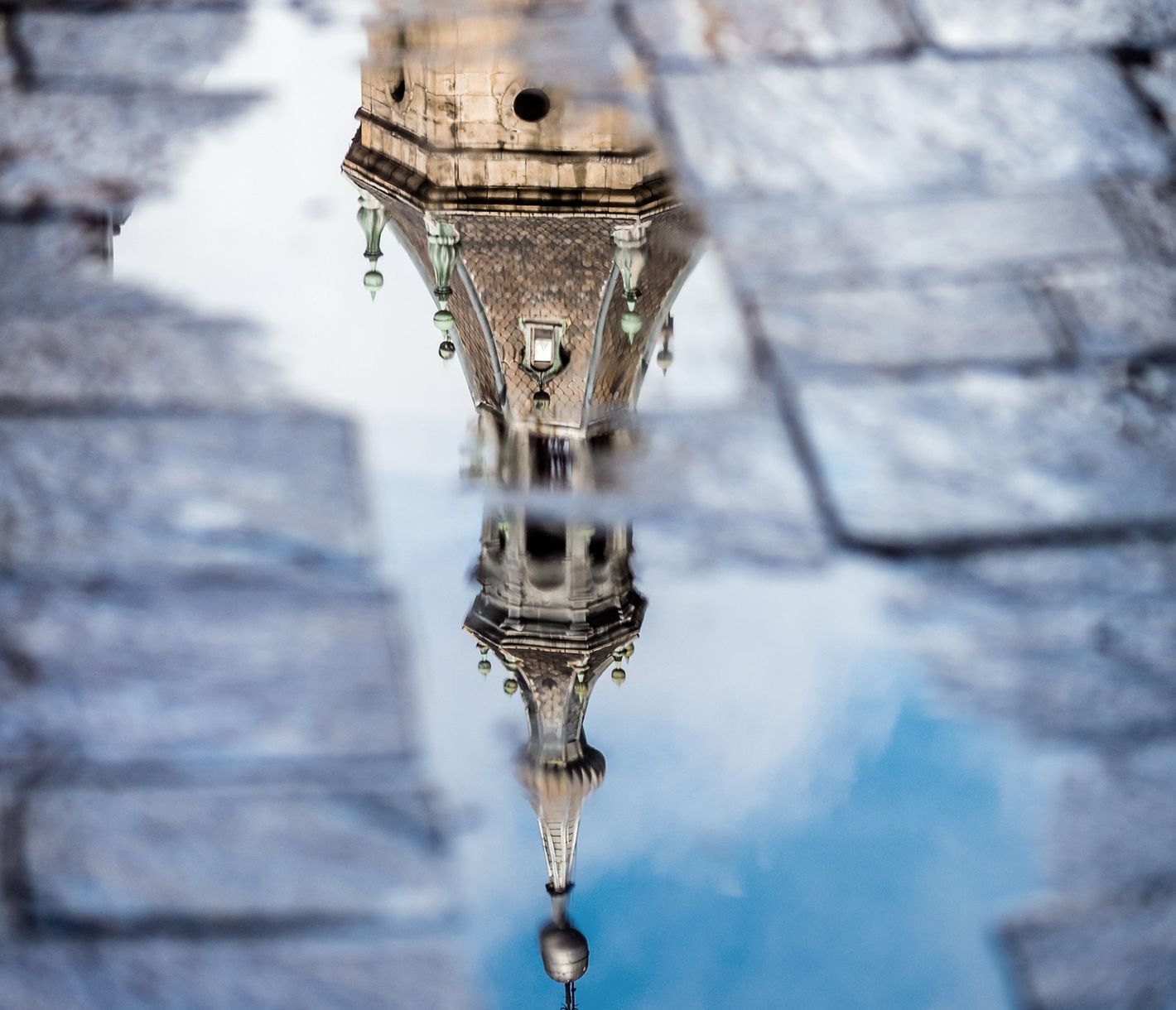 Gotische Baukunst, die sich nicht nur als Spiegelbild in der Pfütze sehen lässt.