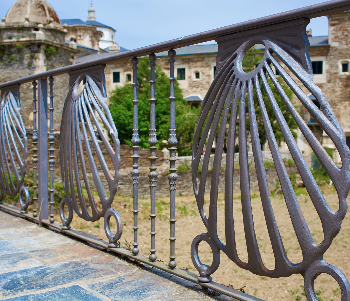 Vor dem Benediktinerkloster Monasterio de San Julian in Samos, Galicien