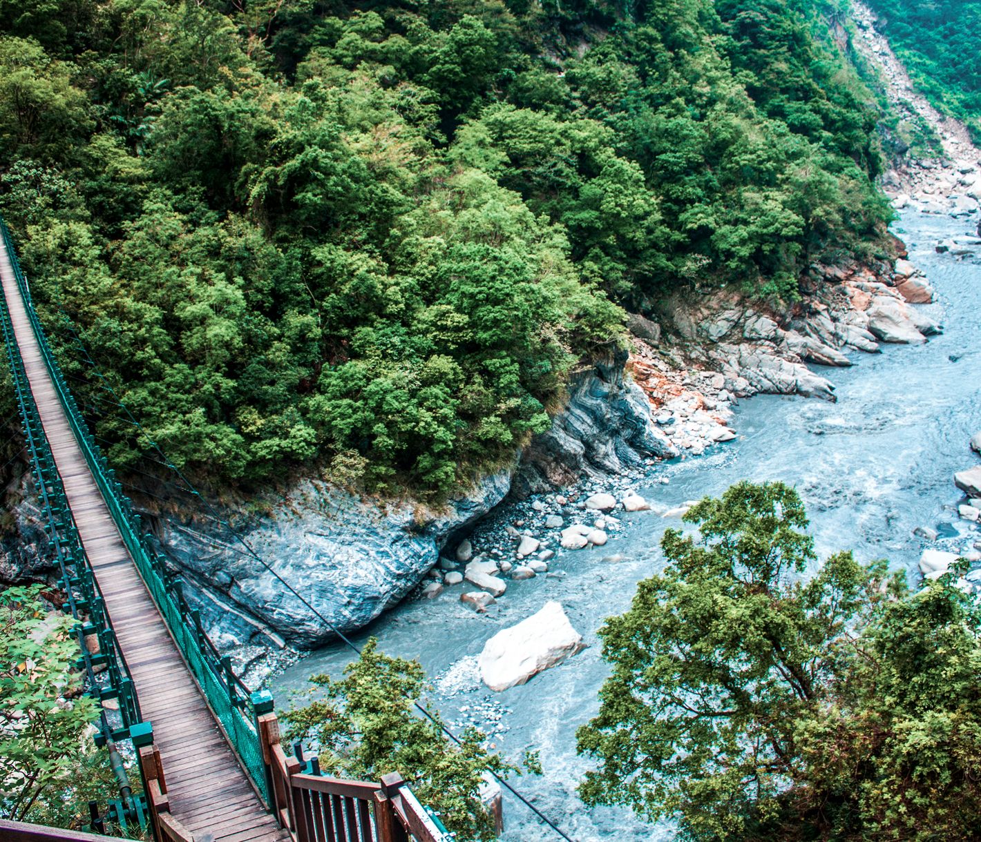 Im Taroko-Nationalpark führen mehrere beeindruckende Hängebrücken über die Schlucht.
