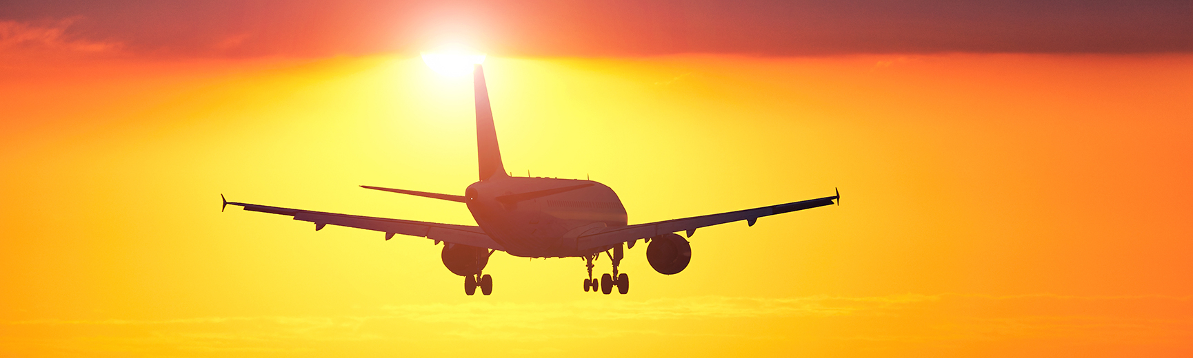 Flugzeug startet in den Abendhimmel