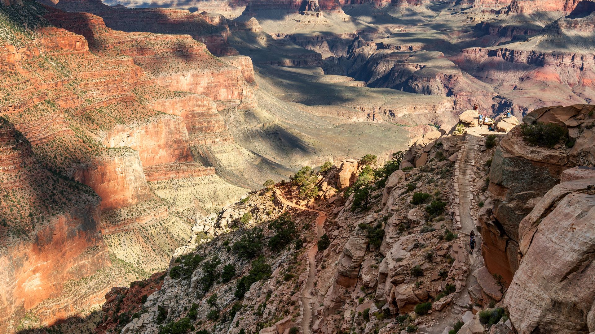 Le Grand Canyon fascine par son impressionnante taille.