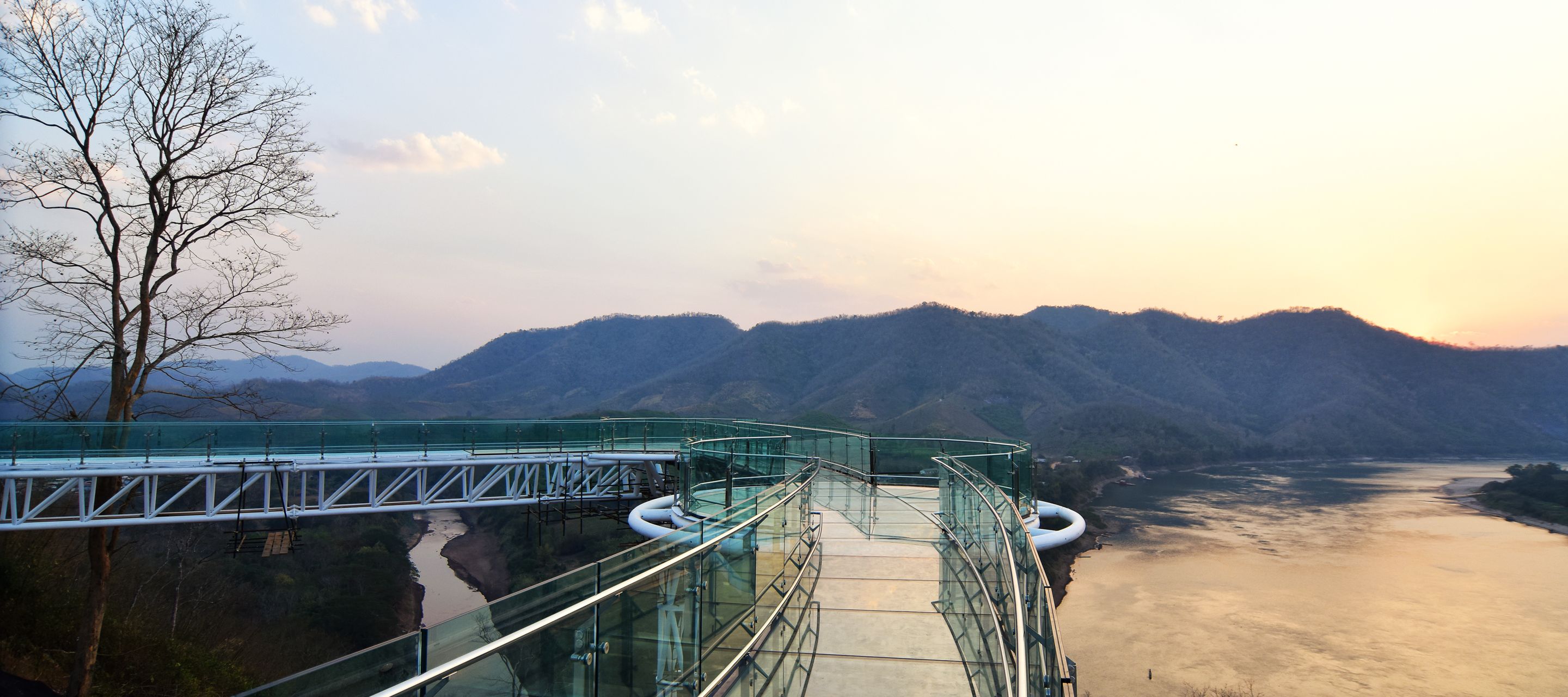 Der Skywalk Phu Koh Ngew in der Provinz Loei mit grandiosem Ausblick
