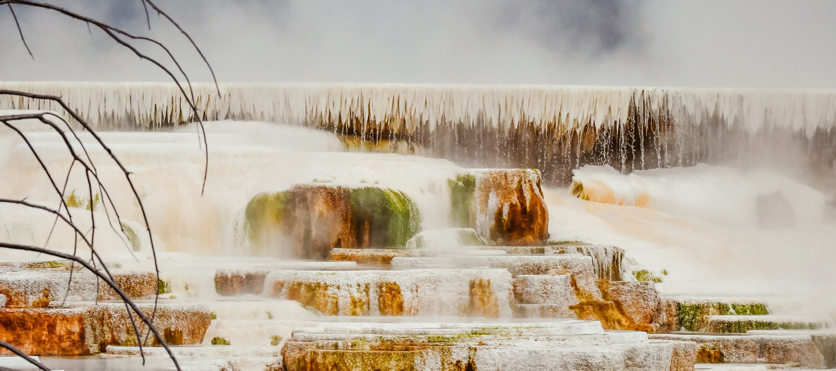 Die Mammoth Hot Springs im nördlichen Teil des Yellowstone National Parks erinnern an eine von innen nach aussen gekehrte Höhle.