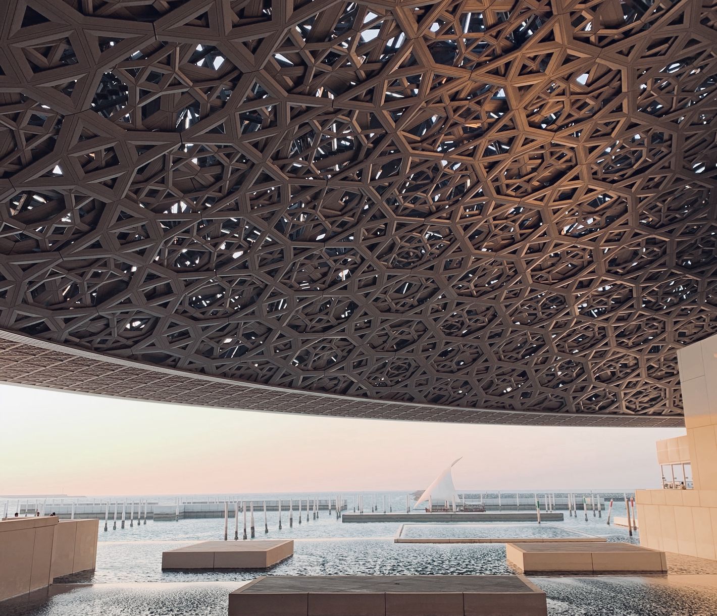 Louvre Abu Dhabi: Wenn Kunst und Architektur aufeinander treffen
