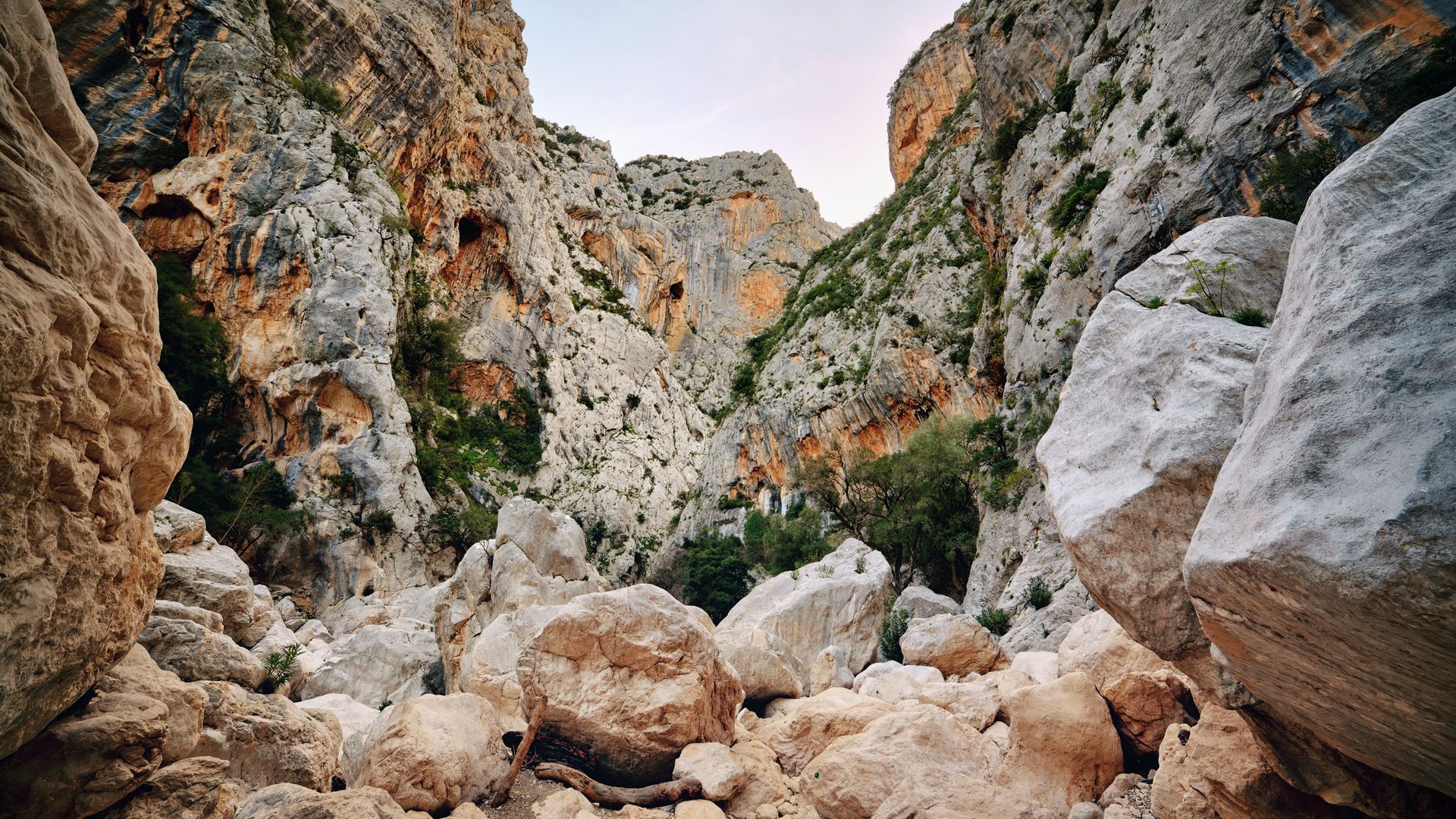 Le canyon Gorropu est considéré comme le plus profond d'Europe. Pour l'apprécier dans toute sa beauté, lacez vos chaussures et partez pour une randonnée !