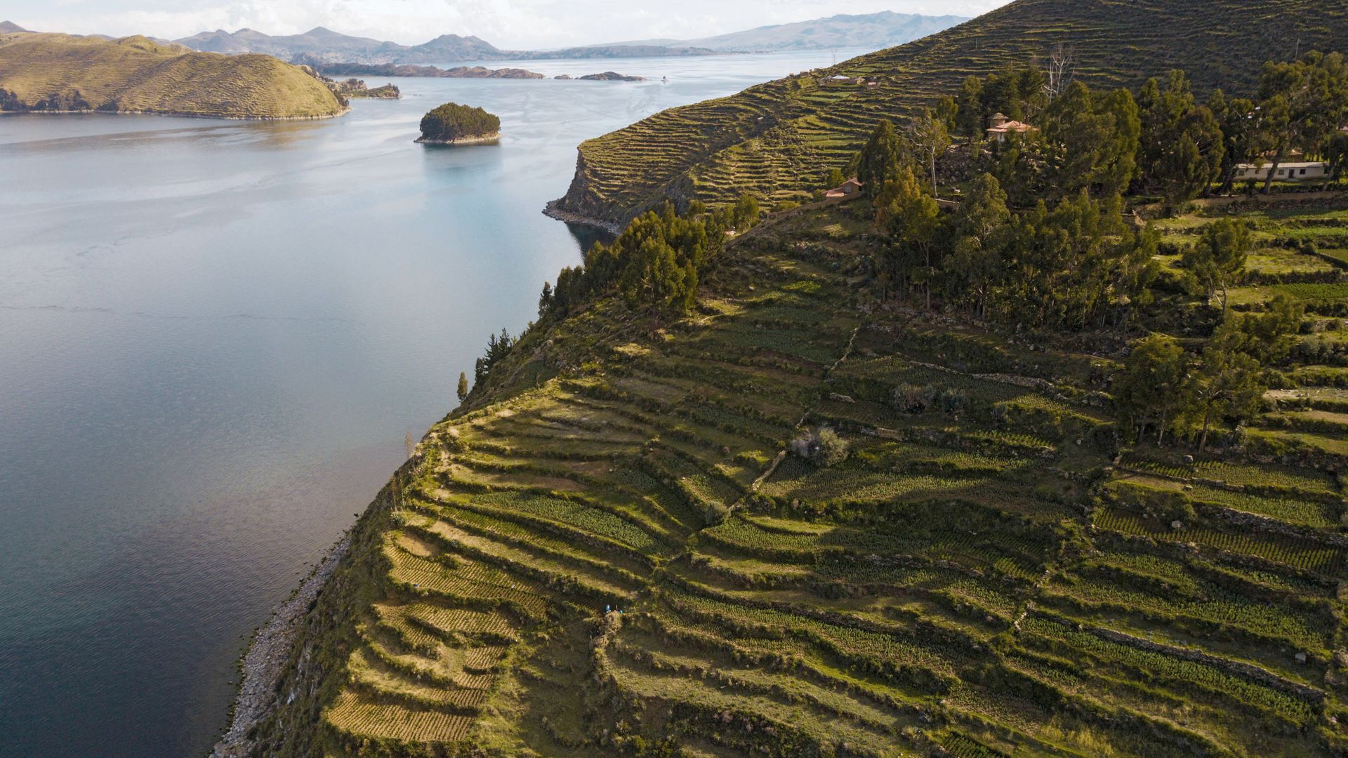 Un lac d'un bleu profond, source de nombreux mythes et légendes