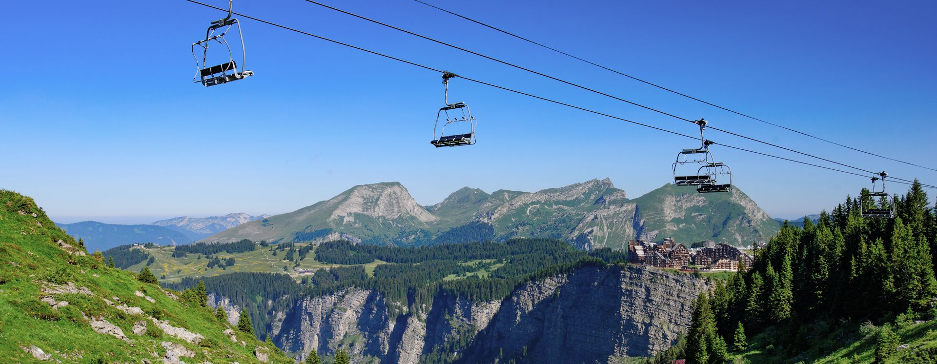 Blick auf Avoriaz im Sommer mit Sesselbahn