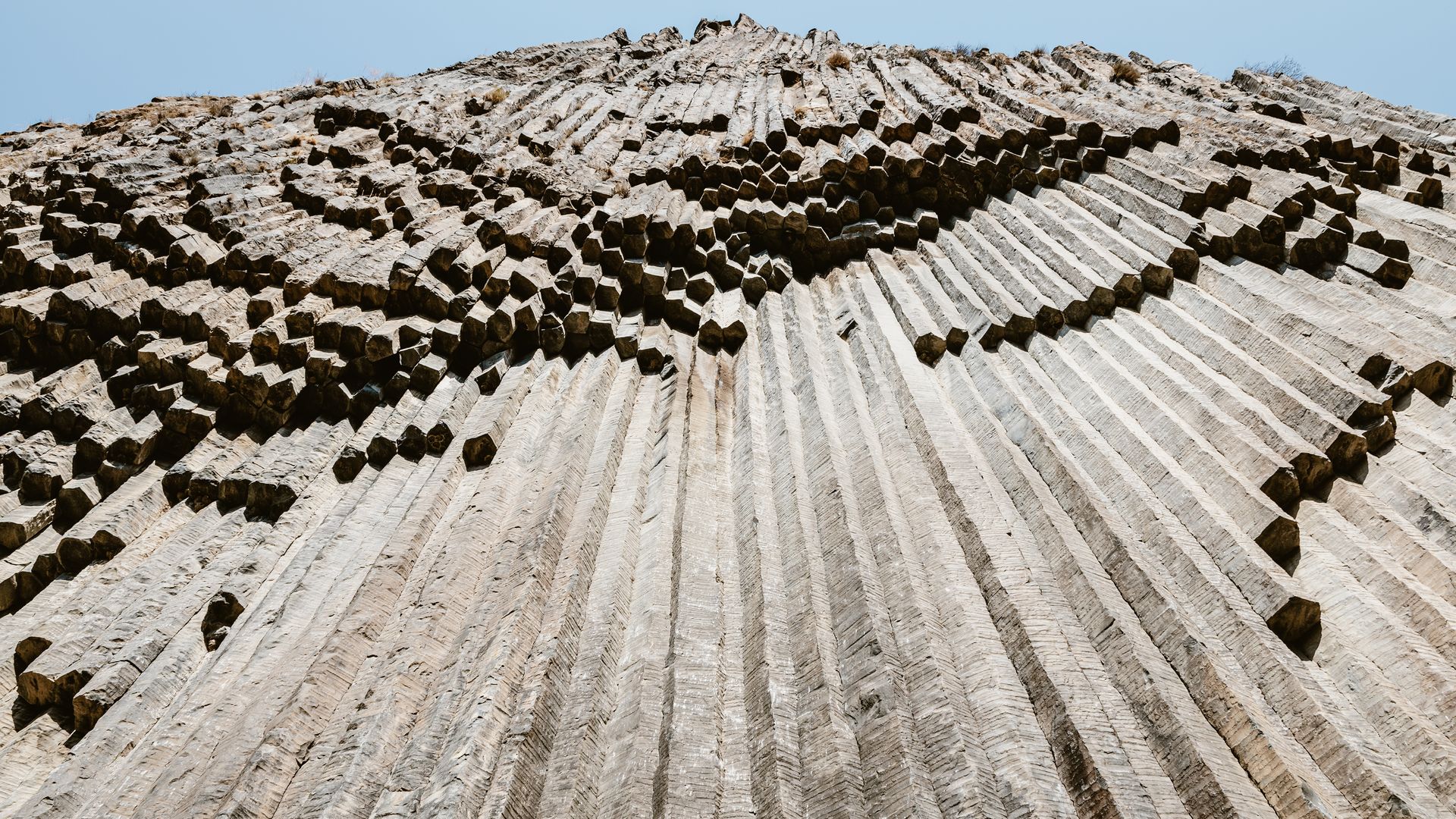 Basaltsäulen und Sonnentempel