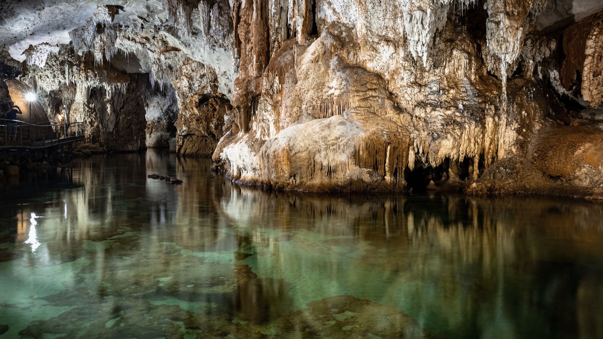Divisée en deux branches, la grotte Bue Marino forme un réseau de galeries de 17 km, la grotte révèle de spectaculaires concrétions, des lacs et un ensemble de gravures datant du néolithique.