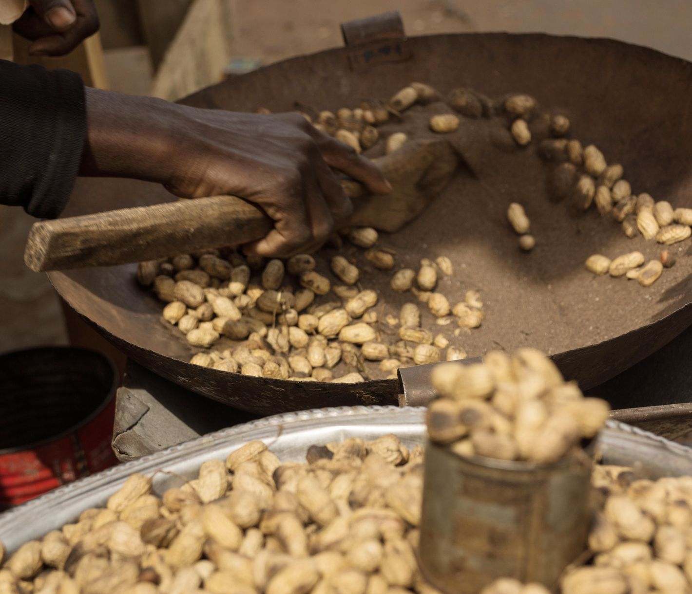Zubereitung von Erdnüssen auf einem Markt bei Serekunda, Gambia