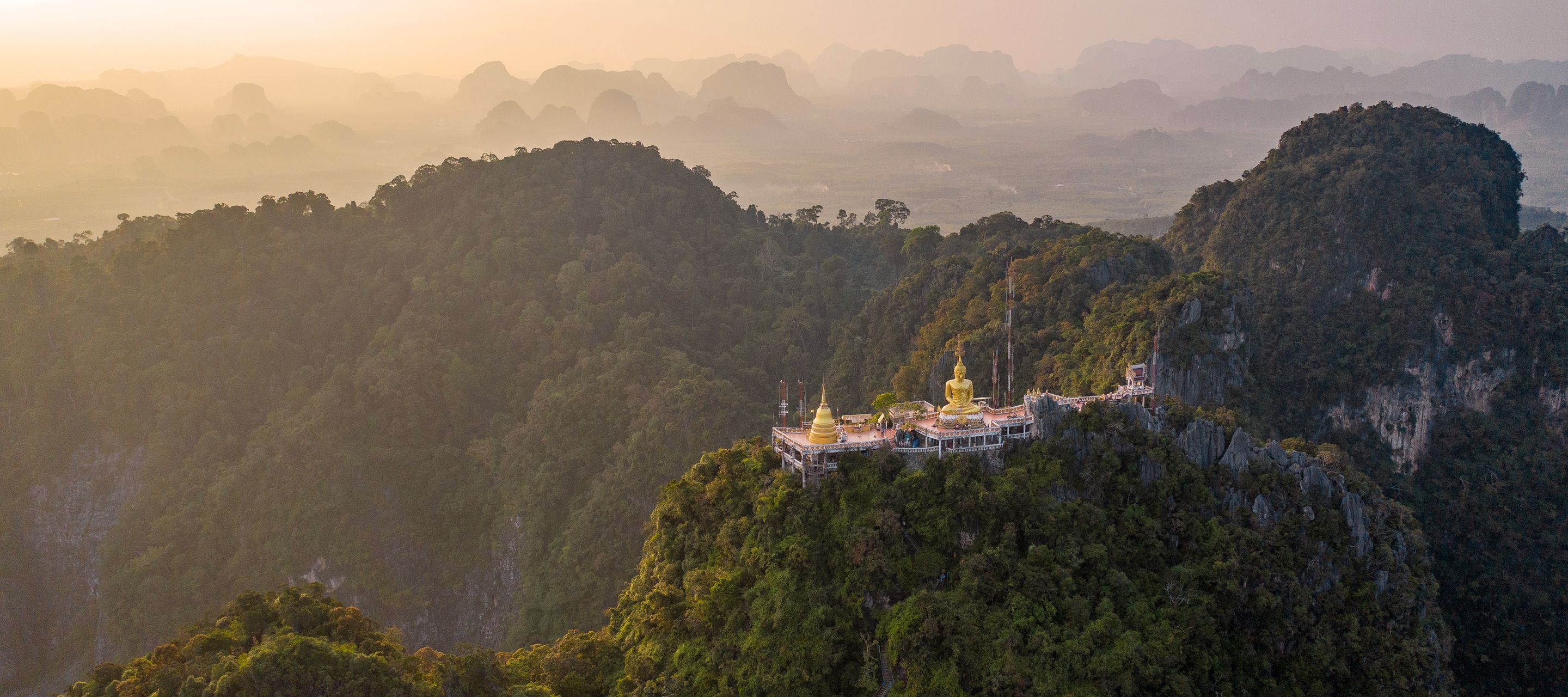 Der Tigerhöhlentempel Wat Tham Suea thront auf einem Hügel über Krabi.
