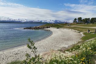 Der Telegrafbukta Strand in Tromsø bietet eine malerische Küstenlandschaft mit feinem Sand und Blick auf die umliegenden Berge. Ideal für entspannte Stunden.