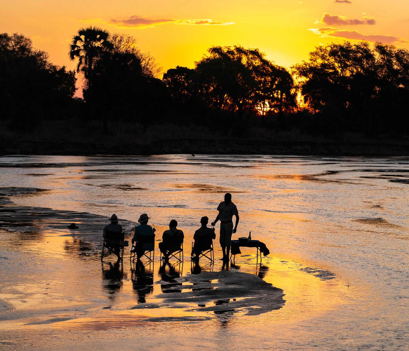 Einen Sundowner im Fluss geniessen
