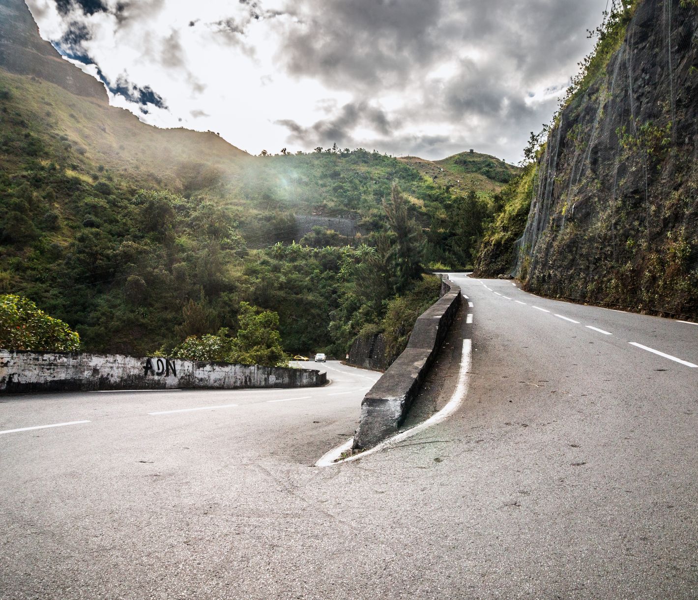 Die kurvenreichste Strasse der Insel bringt Sie in den Talkessel von Cilaos.