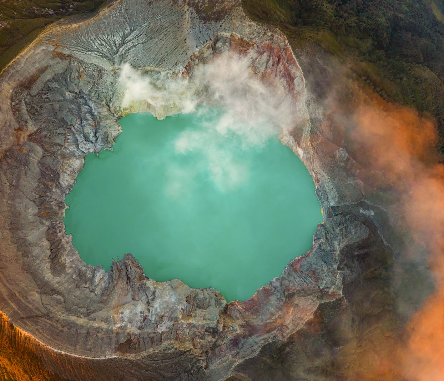 Türkisfarbener Kratersee