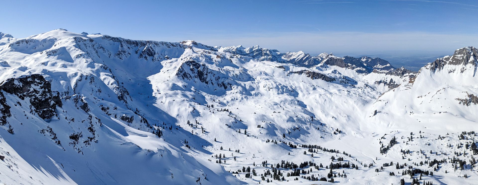 Verschneite Berge der Glarner Alpen