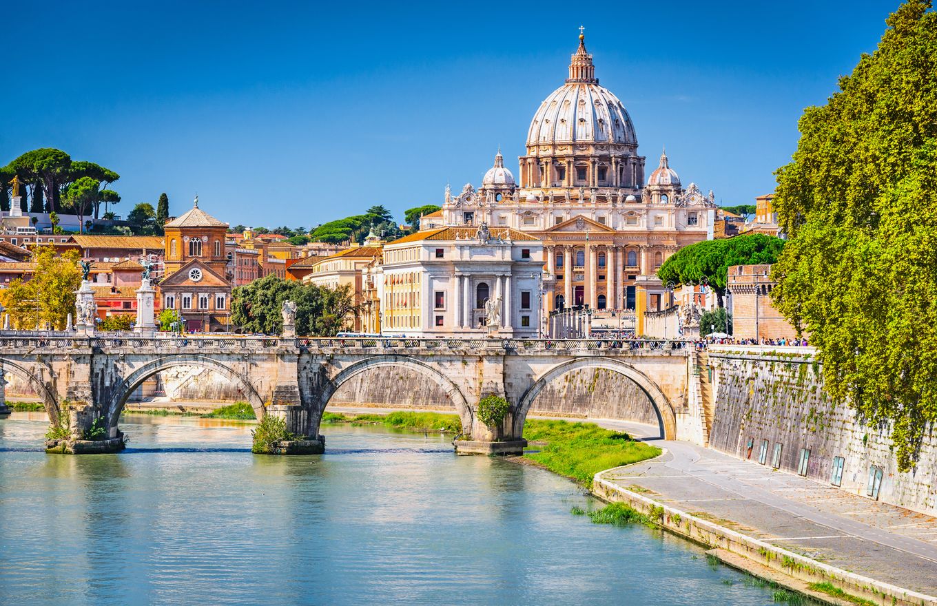 Blick auf den Tiber und den Vatikan im Hintergrund