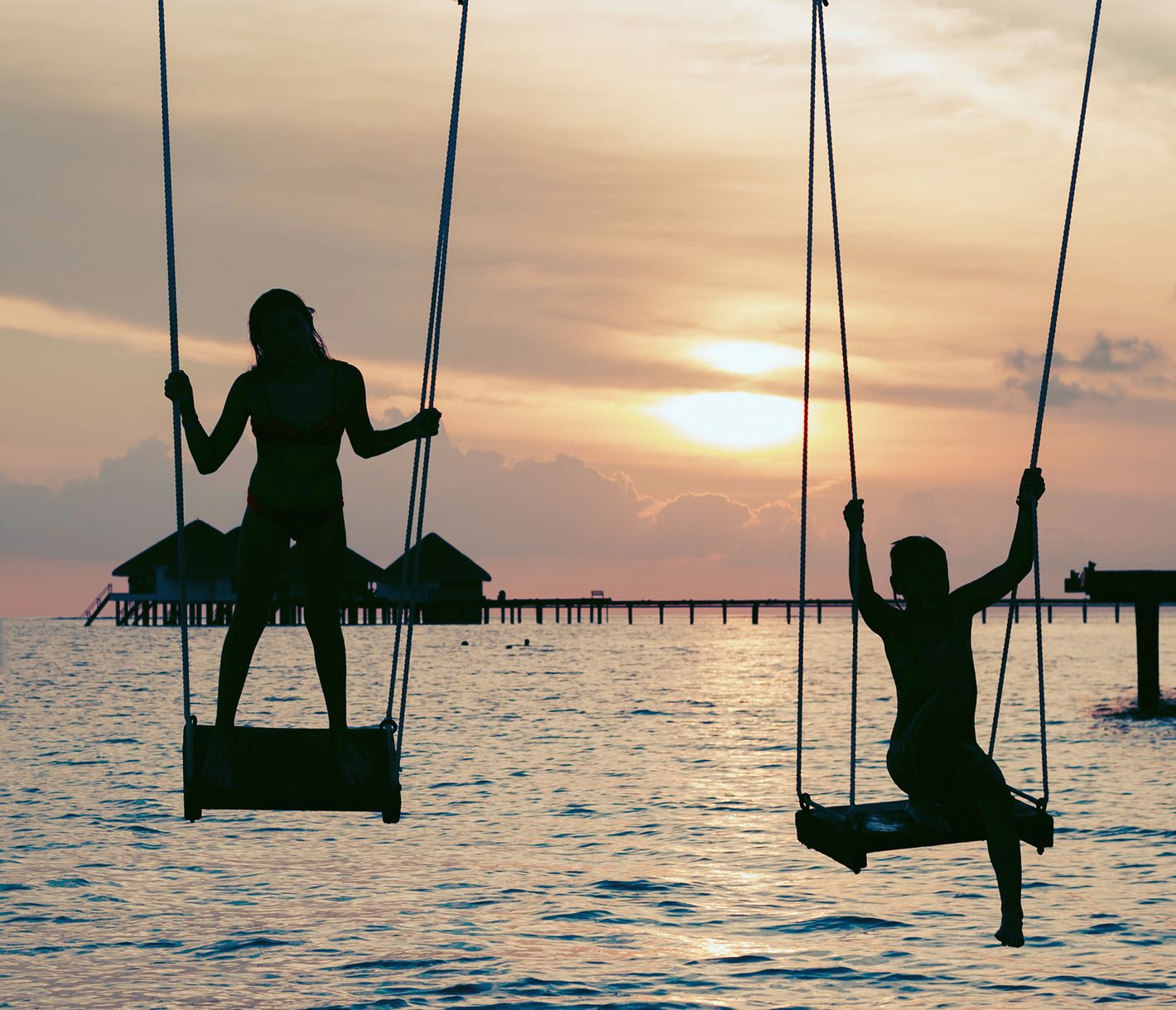 Schaukeln in den Farben der Dämmerung