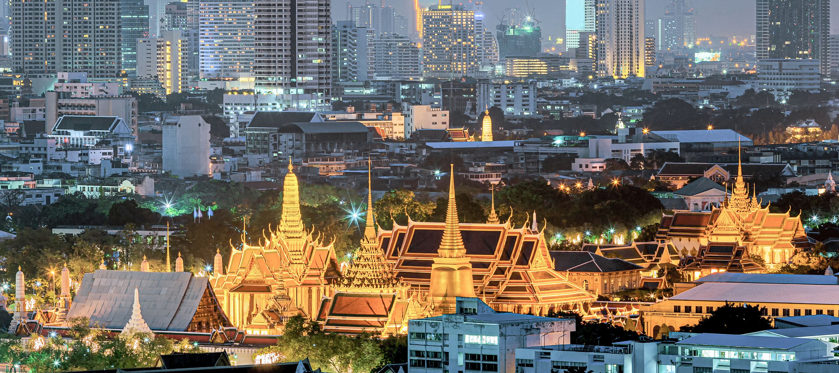 Geschichte kontrastiert mit Moderne: der Wat Phra Kaeo im Herzen der Stadt.