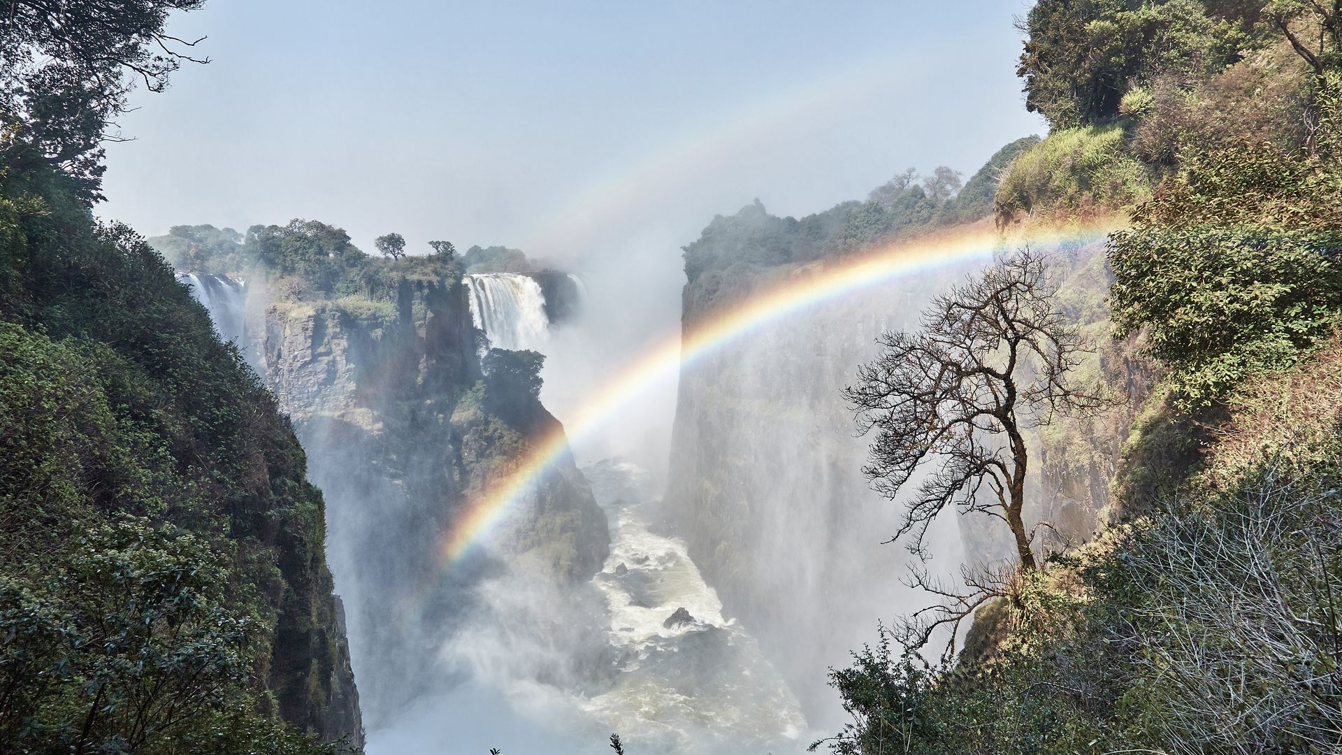 Ein Doppel-Regenbogen entspringt in der Schlucht der Victoriafälle