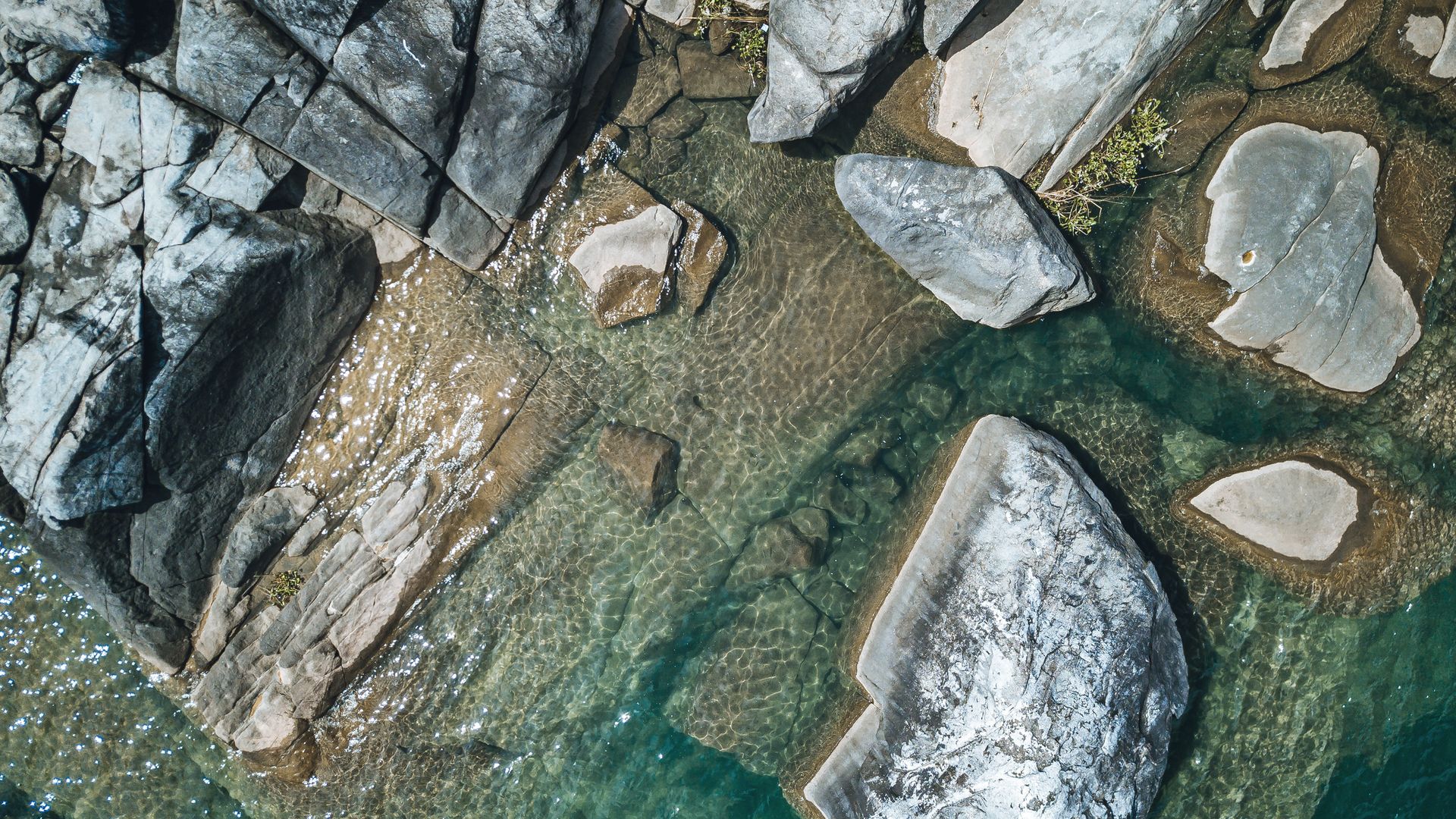 Eine kleine Insel im Malawi-See mit flach abgeschliffenen Felsen