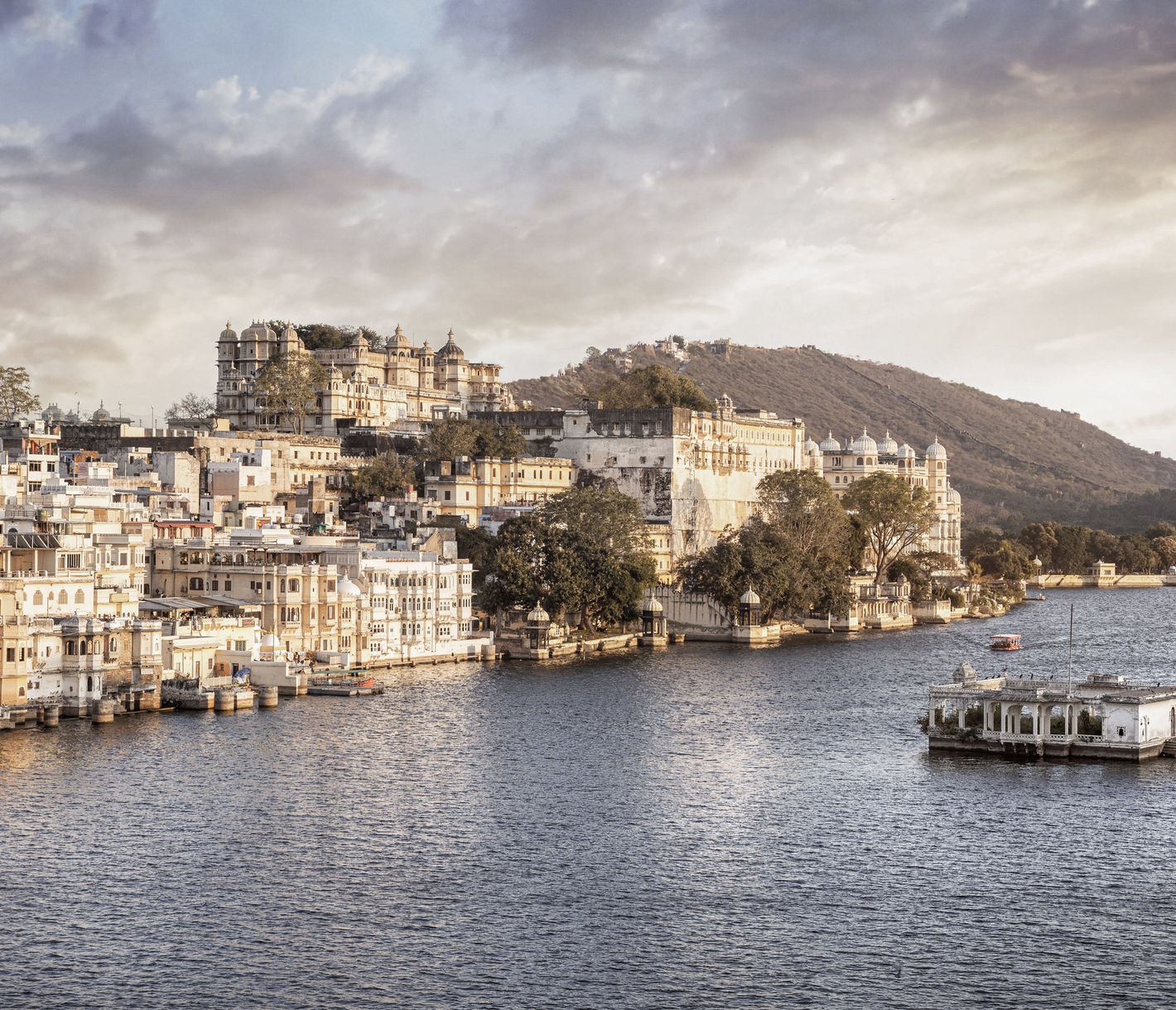 Stadtpalast von Udaipur an den Ufern des Picchola-Sees