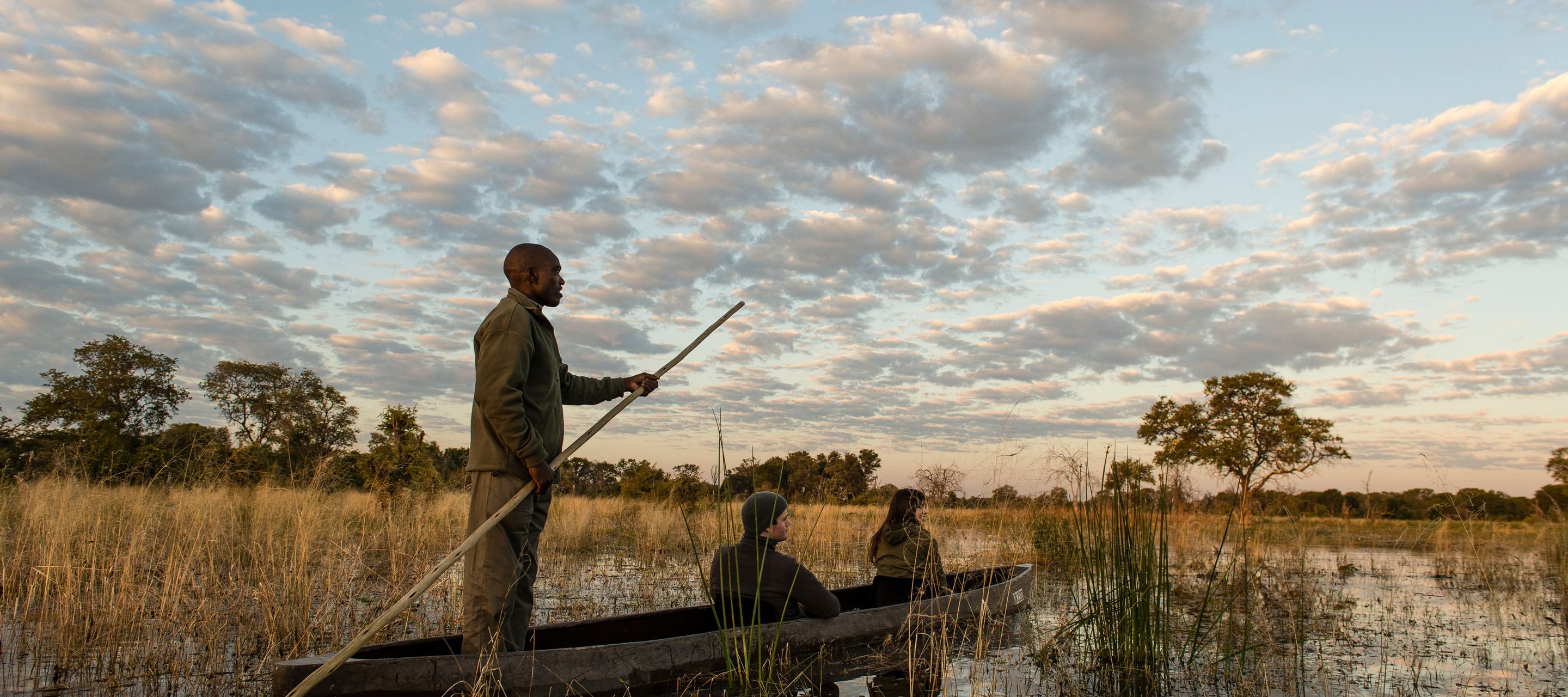 Bei einer Mokoro-Fahrt in der Dämmerung die kleinen Schätze des Okavango-Deltas entdecken