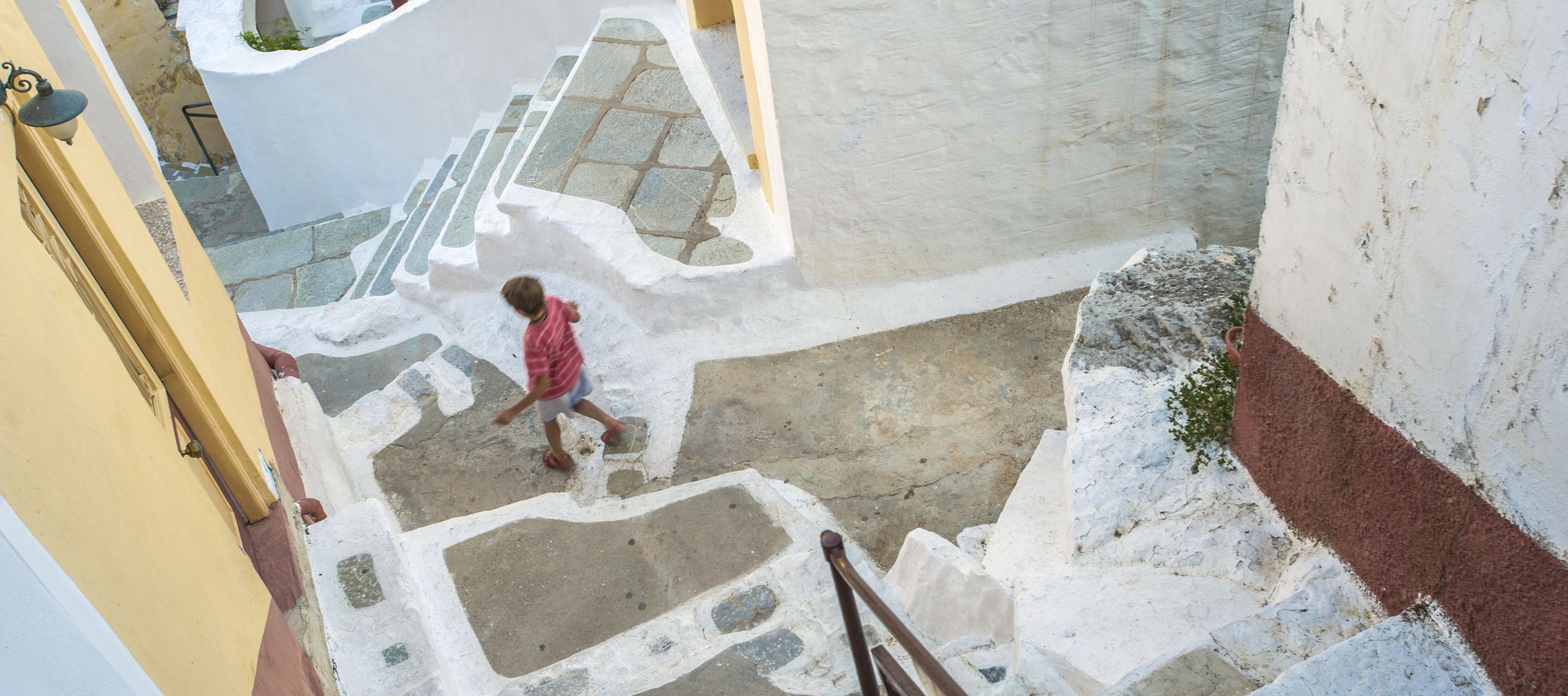 Viele Stufen führen hinauf oder hinunter in der Altstadt von Symi.