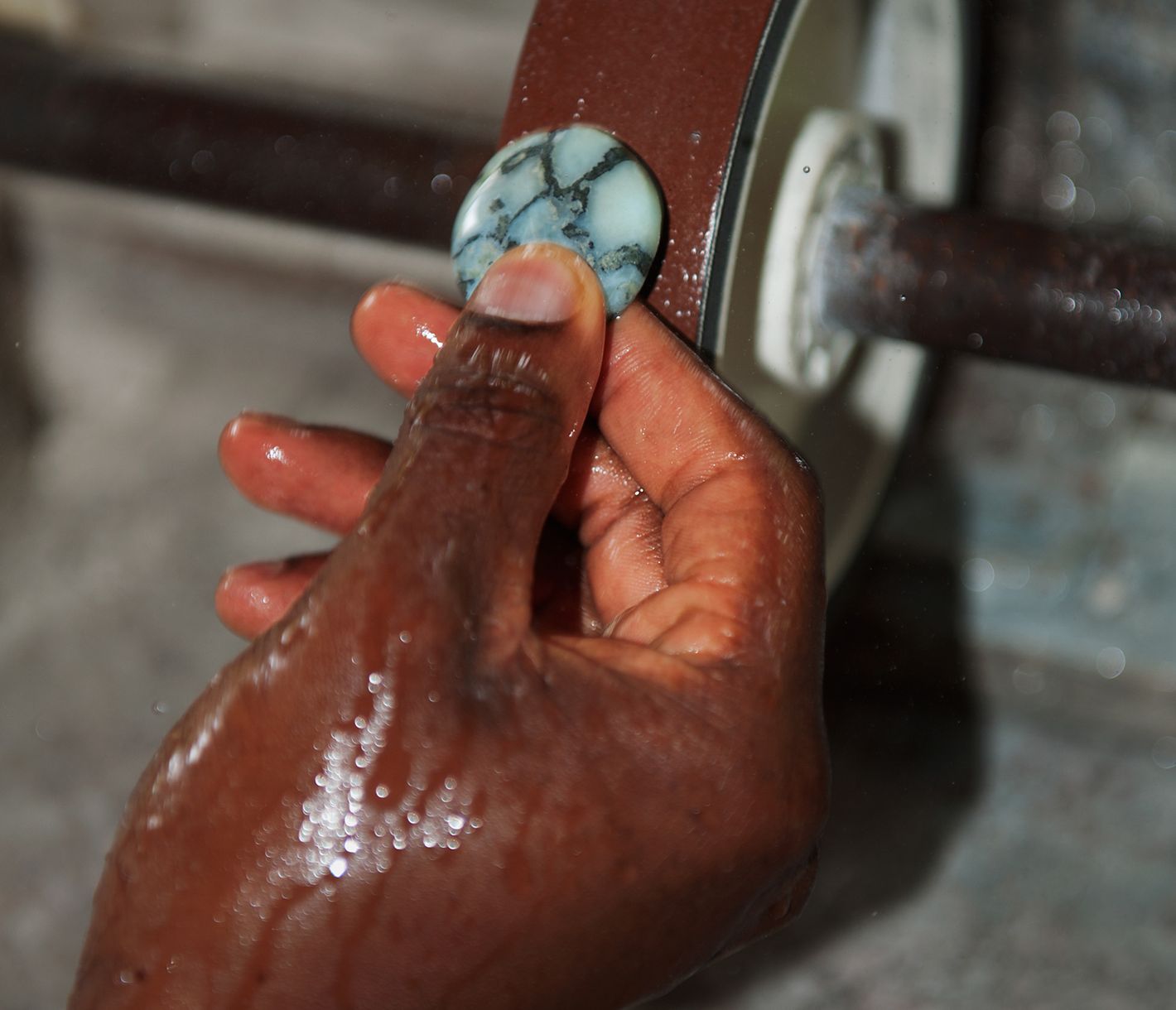 Ihren eigenen türkisblauen Larimar schleifen