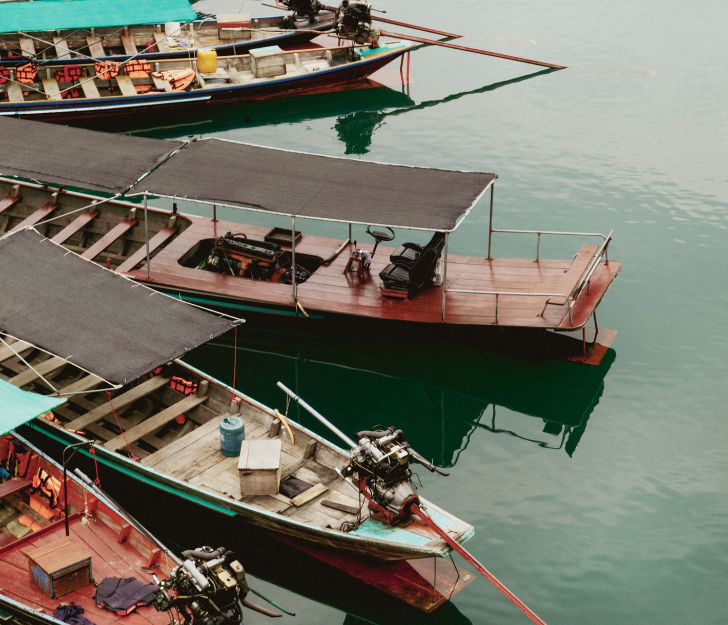 Longtailboote sind das wichtigste Transportmittel auf dem Cheow-Larn-See.