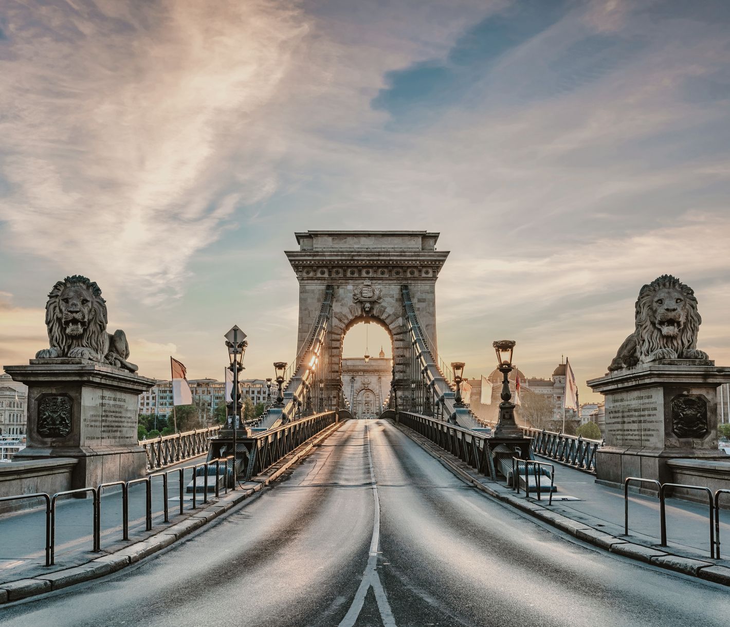 Die Kettenbrücke von Budapest ist eines der Wahrzeichen der ungarischen Hauptstadt.