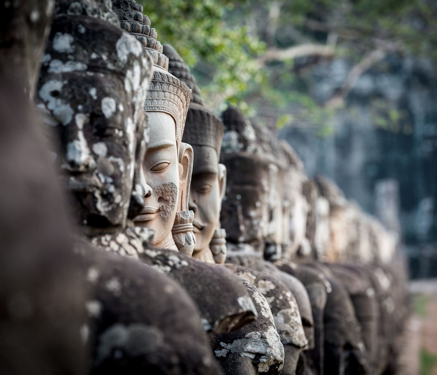 Angkor Thom bedeutet soviel wie «grosse Stadt». Götterstatuen und Dämonen flankieren den Eingang.